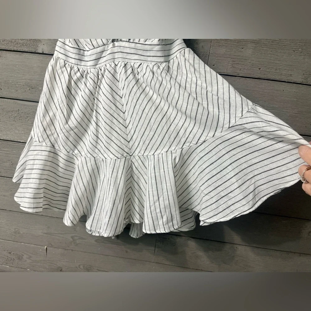Selfie Leslie White Linen Striped Shorts Romper Criss Cross Back Sz M Summer - Picture 7 of 15